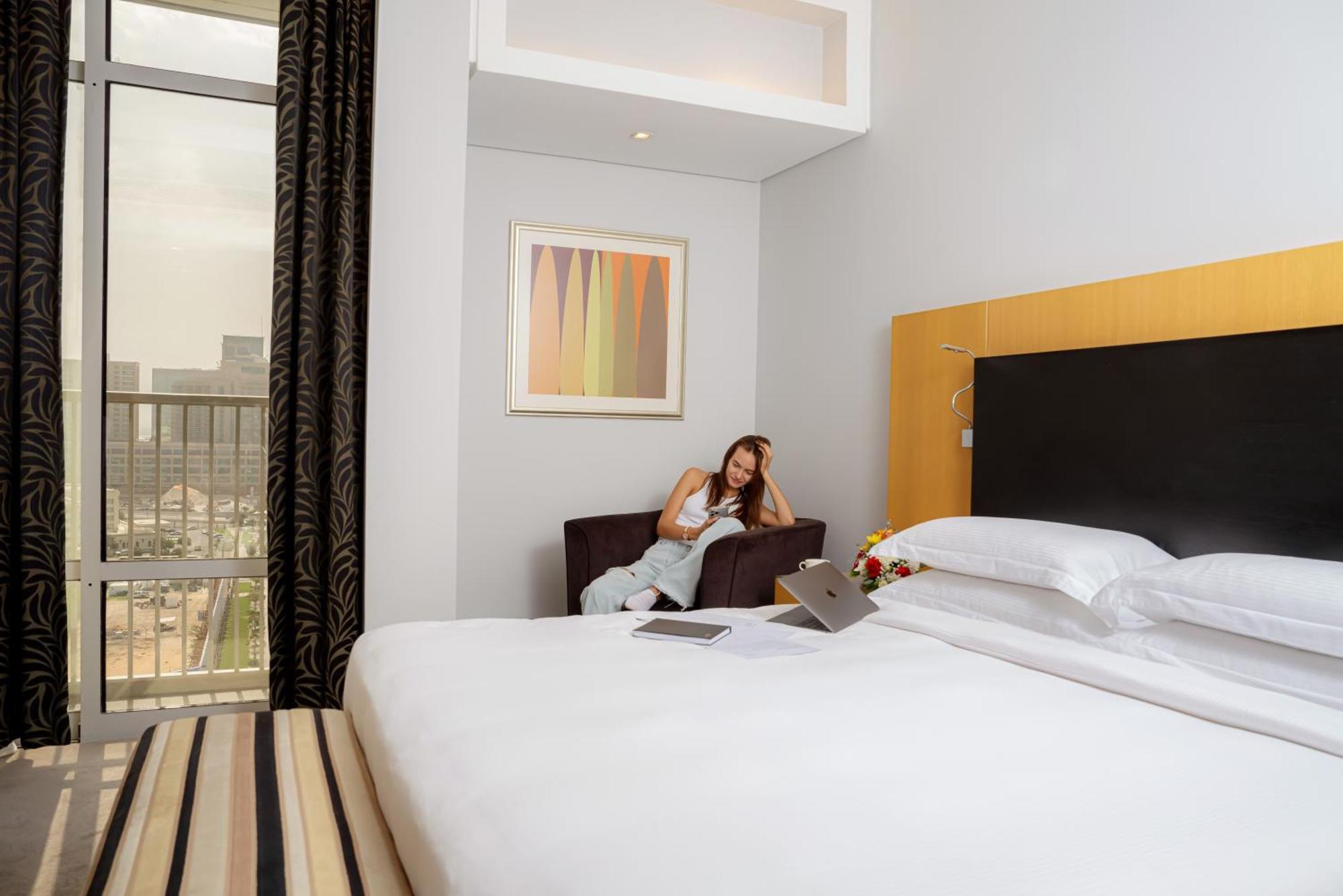 Hala Arjaan By Rotana, Deluxe Hotel Apartments Абу-Даби Экстерьер фото