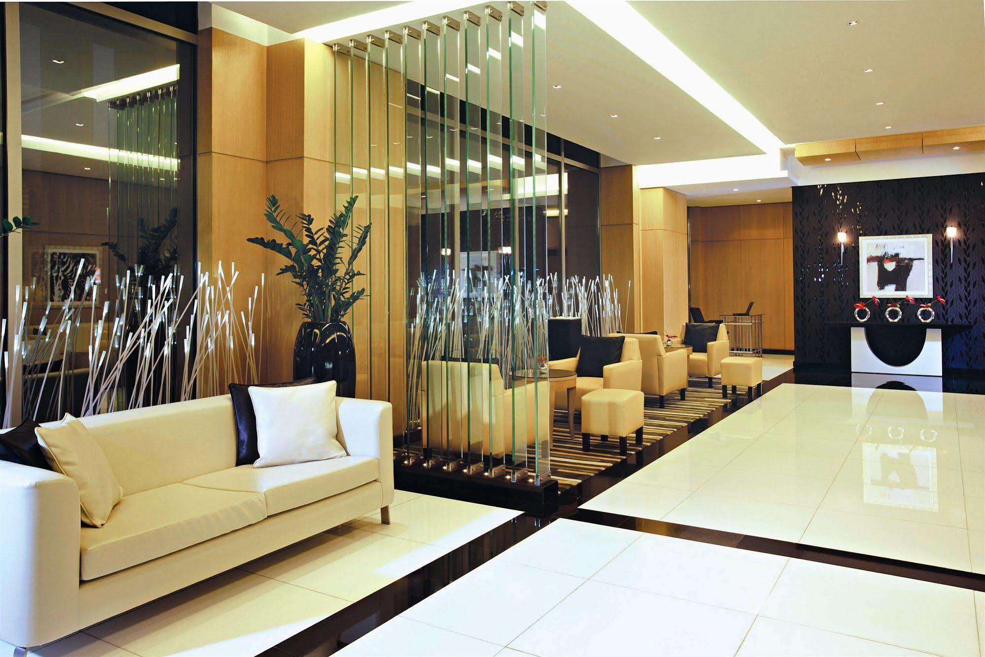 Hala Arjaan By Rotana, Deluxe Hotel Apartments Абу-Даби Экстерьер фото